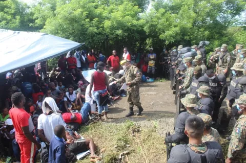 Pese a las amenazas de migrantes, Senafront mantiene el orden en el albergue de Peñitas en Darién