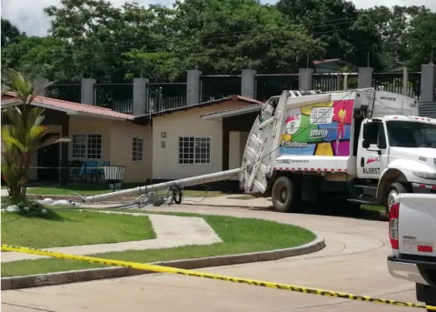 Trabajador de Aseo Capital muere al caerle poste de tendido eléctrico en Arraiján