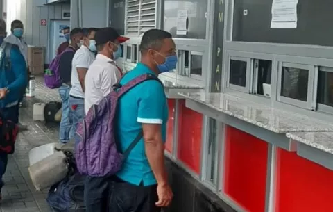 Nicaragüenses varados en Panamá viajan hacia su país atravesando Costa Rica