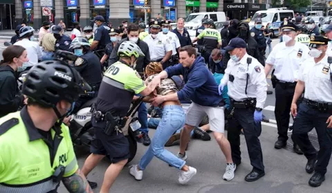 Unos 280 arrestos en Nueva York durante una noche de protestas más tranquila