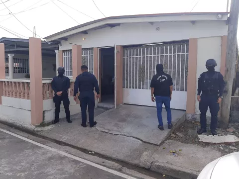 Cae policía con drogas, además incautan armas y municiones durante un operativo en El Tecal