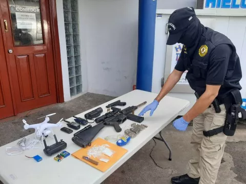 Decomisan arma de guerra durante operativo en Puerto Caimito