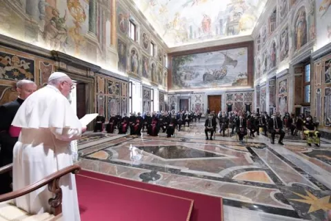 El papa elogia al personal sanitario y los denomina  'ángeles' para los enfermos