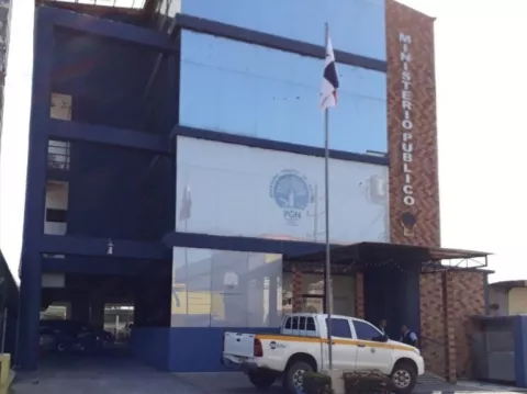 Investigan a unos jóvenes que tiraron a un perro para que se lo comieran los lagartos en el área de Parita