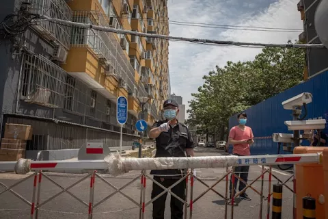 Pekín amplía las restricciones ante el temor a una propagación masiva del brote