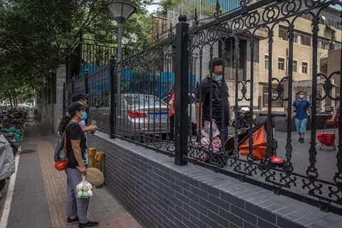 Pekín endurece las restricciones y adopta medidas titánicas contra el brote