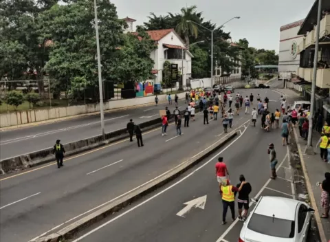 Residentes de Santa Ana cierran calles y piden ayuda solidaria