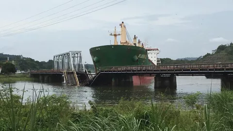 ACP aclara que choque de buque en el puente sobre el ferrocarril en Gamboa  no afecta funcionamiento del Canal 