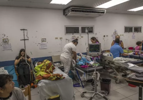 Intentan lidiar con la pandemia y otros brotes 