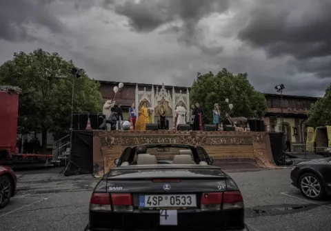 Estacionamientos son utilizados como escenario de obras de teatro