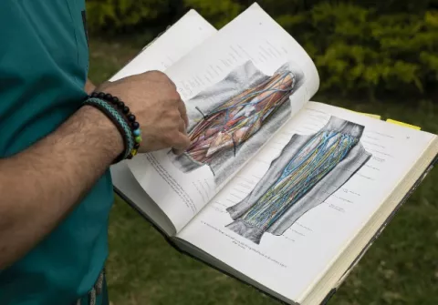 Usa un atlas anatómico nazi como guía para sus operaciones