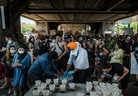 Fieles religiosos muestran cómo alimentar a multitudes en crisis 