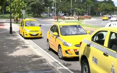Taxistas no podrán circular mañana domingo por toque de queda