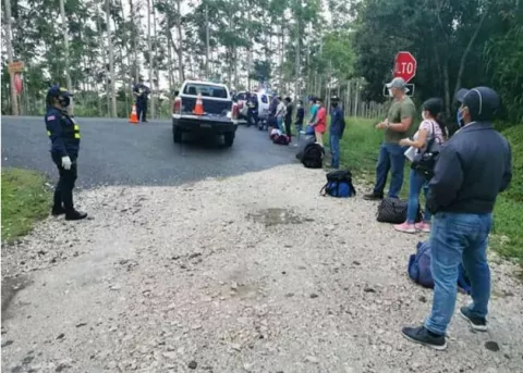 Policía y Migración costarricense impiden el ingreso de migrantes desde Panamá