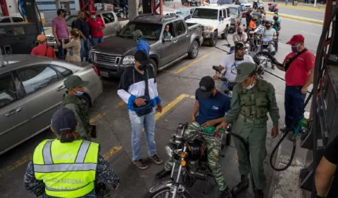 Largas filas en Venezuela para el repostaje de combustible