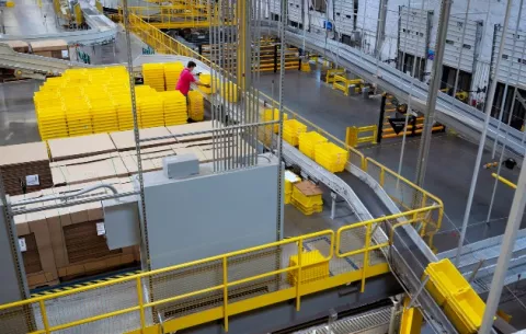 Apariencia actual del interior de un almacén Amazon