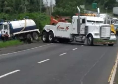 Camión cisterna se accidenta a un costado de la vía en La Pesa de La Chorrera  