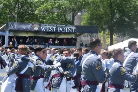 Donald Trump promete 'extinguir la plaga' del COVID-19 en un baño de masas con militares