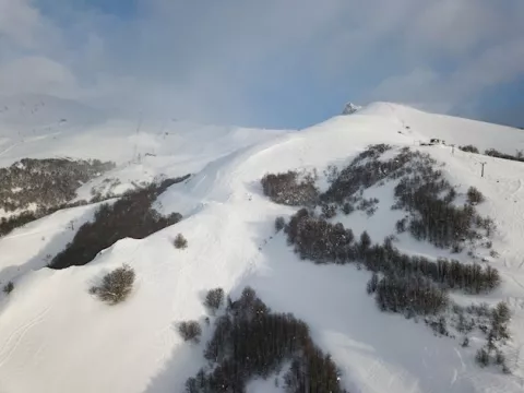 Una avalancha en un centro de esquí deja un muerto en Argentina