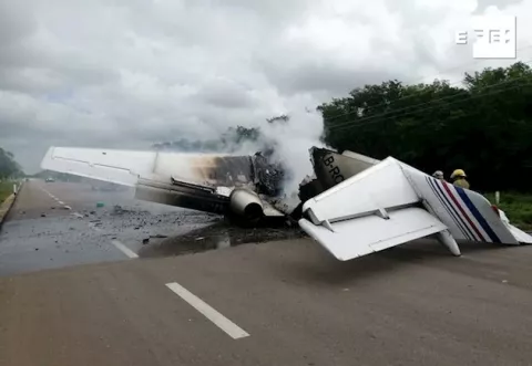 Presunto avión del narcotráfico se incendia en carretera en sureste de México