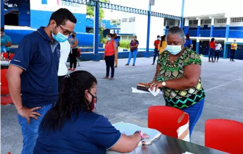 Beca universal digital será desembolsada, por el Ifarhu, para estudiantes de 23 centros educativos de Penonomé y Chepo