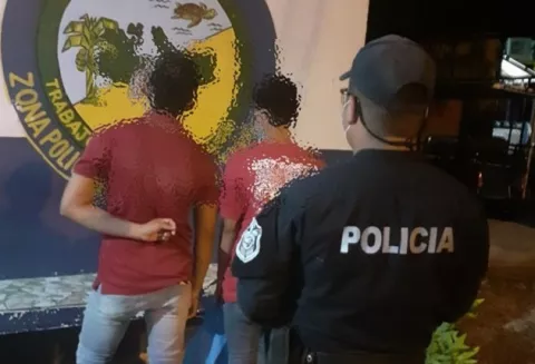 Atrapan a varias personas violando el toque de queda y bañándose en una playa de Bocas del Toro 