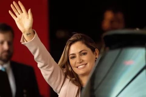 Primera dama de Brasil da negativo para COVID-19, tras el contagio del presidente Jair Bolsonaro