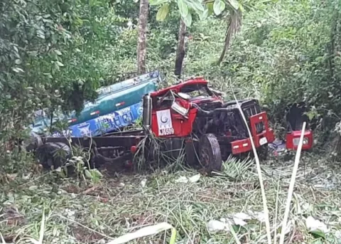 Carro cisterna se va a barranco en Capirita, corregimiento de Sabanitas, Colón 