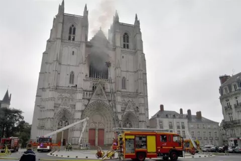 Un incendio en la catedral gótica de Nantes reaviva el triste recuerdo de lo ocurrido hace 15 meses en Notre Dame