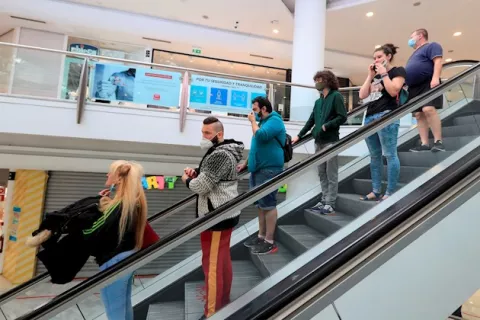El miedo a los rebrotes reduce los movimientos por vacaciones y las visitas a los supermercados