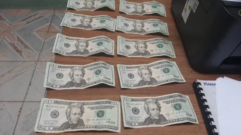 Unidades policiales honestas intentan devolver 200 dólares que encontraron en un cajero automático en Changuinola