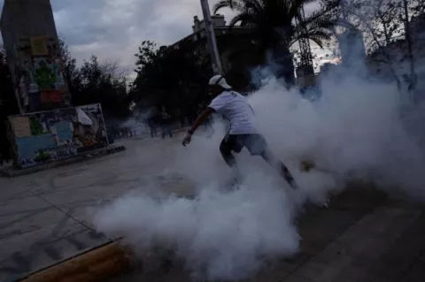 Un muerto y un bus quemado durante las protestas en Chile por la pandemia