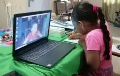 Miles de estudiantes y docentes inician clases   a distancia en medio de la pandemia de la COVID-19