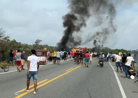 Al menos siete muertos al incendiarse camión cisterna en norte de Colombia