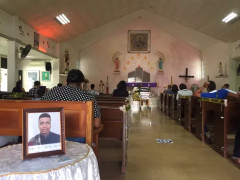Le dan el último adiós a uno de los jóvenes asesinados en el área boscosa de Espinar, Colón