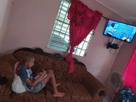 Estudiantes que no cuentan con plataformas o medios tecnológicos deben seguir las clases televisadas o radiales