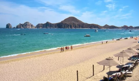 Baja California Sur cierra playas turísticas ante más contagios