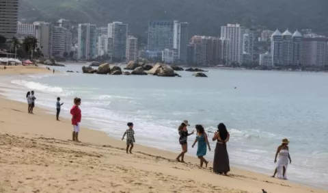 Las playas de Acapulco reabren tras tres meses de estar en cuarentena