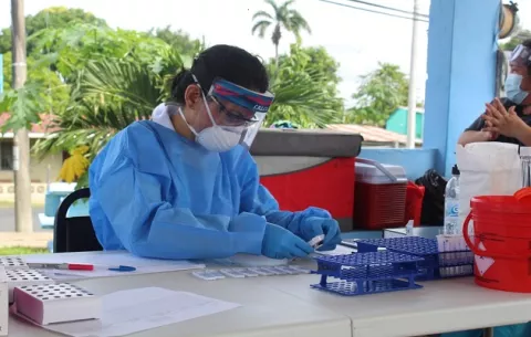 Nueva variante del coronavirus podría conferirle mayor contagiosidad, explica Sáez-Llorens