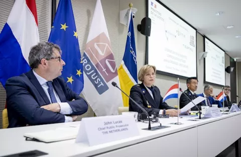 Autoridades interceptan 20 millones de mensajes y detienen a 100 personas relacionadas al crimen internacional