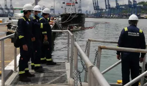 Autoridad Marítima de Panamá investiga derrame de combustible en muelle