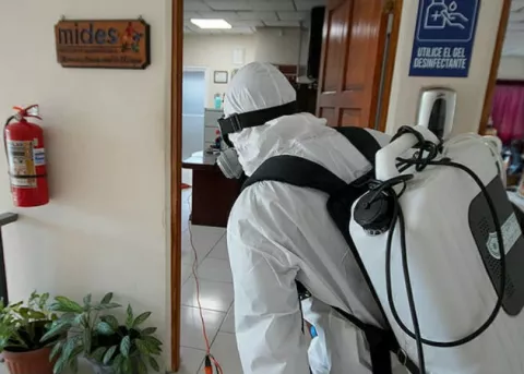 Sedes de la Policía Nacional y del Mides son desinfectadas para evitar contagios 