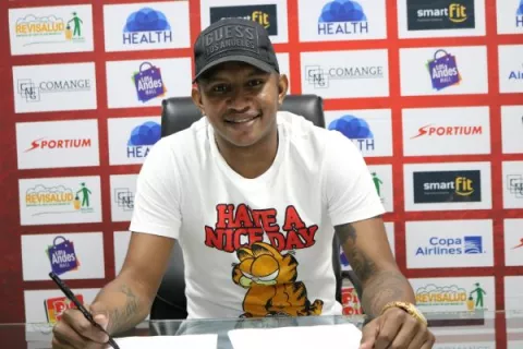Fidel Escobar promete luchar  por la camiseta de Alcorcón