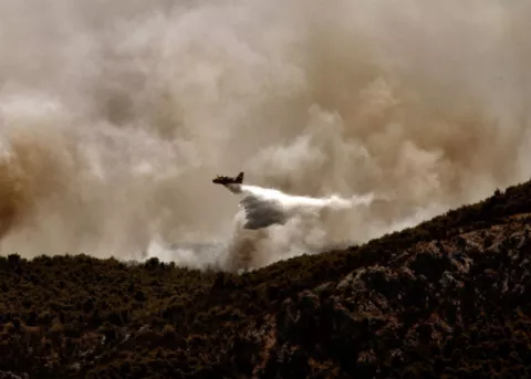 Miles de evacuados por el mayor incendio forestal  de la época en el Peloponeso griego