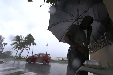 Nueve, aun no nombrada tormenta, descarga viento y lluvia en el Caribe
