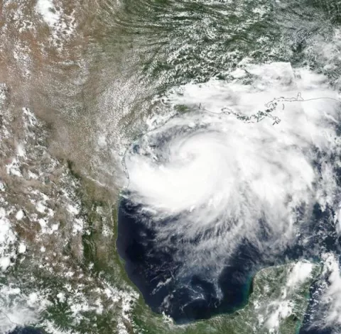 Hanna avanza como huracán a Texas y la tormenta tropical Gonzalo va rumbo a Trinidad y Tobago