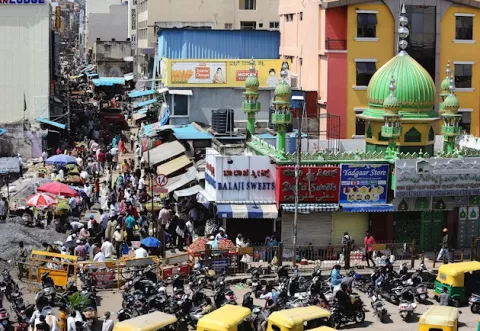 Diez muertos por consumo de desinfectante en India tras prohibición de venta de licor