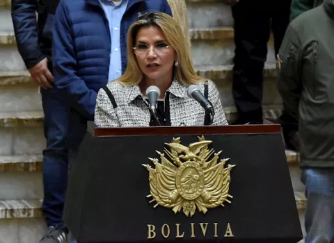 La presidenta interina de Bolivia padece COVID-19 y guardará cuarentena