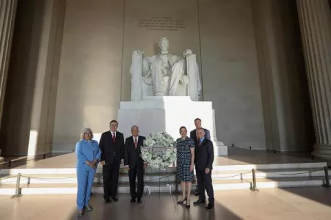 Andrés Manuel López Obrador rinde homenaje a Lincoln y Juárez al inicio de su visita a Washington