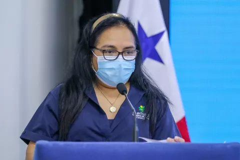 Escalofríos, dolor de oído y fuerte dolor de espalda al respirar fueron los primeros síntomas de la doctora Lourdes Moreno